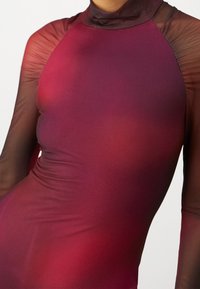 Burgunderfarbener Bodycon-Oberteil mit Mock-Neck, transparenten langen Ärmeln und einer glatten, eng anliegenden Textur mit einem Farbverlauf, der in dunklere Töne übergeht.