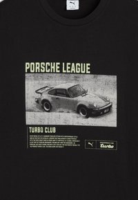 Sort bomulds T-shirt med et retro Porsche grafik i grå, med grøn tekst der siger "PORSCHE LEAGUE" og "TURBO CLUB." Tekstureret print detalje.