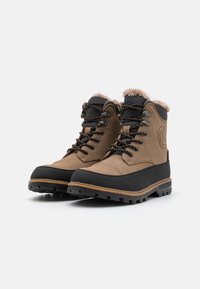 Braune Textil- und Synthetikstiefel mit schwarzen Gummisohlen, futter aus Fell und Schnürdesign, ausgestattet mit verstärkten Ösen und strukturierten Akzenten.