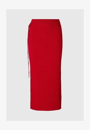 Czerwona, prążkowana spódnica midi o dopasowanym kształcie, z regulowanym paskiem w talii i subtelną fakturą. Posiada prosty dół i gładkie wykończenie wnętrza.