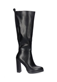 Bota negra hasta la rodilla hecha de material sintético suave. Presenta un tacón alto grueso y un diseño de caña elegante y sin interrupciones.