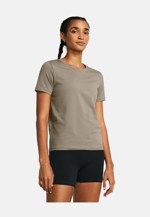 Short-sleeve, crew neck t-shirt in light brown, made of smooth fabric, paired with black shorts. Features a fitted silhouette and flat seams.