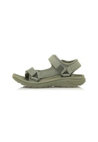 Sandalias deportivas verdes con correas ajustables, parte superior texturizada, suela acolchada y suela de goma duradera, adecuadas para diversas actividades al aire libre.