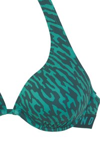 Vihreä ja teal-värinen saalistuskuvioinen bikinitoppi, jossa on pehmustetut kupit, leveät hihnat ja brändätty sivulukko. Sileä pinta, kevyt materiaali.