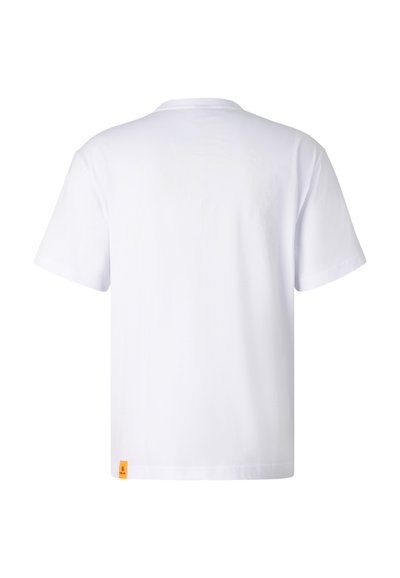 T-shirt blanc uni à manches courtes avec un col rond, vu de dos, avec une petite étiquette orange près de l'ourlet inférieur.