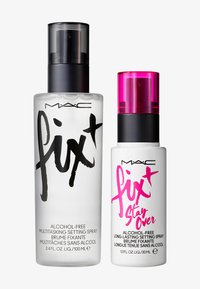 Zwei MAC Fix+ Sprays: eine klare, rechteckige Flasche (100 ml) mit schwarzem Deckel und Aufschrift; eine weiße Flasche (30 ml) mit pinkem Deckel und Akzenten.