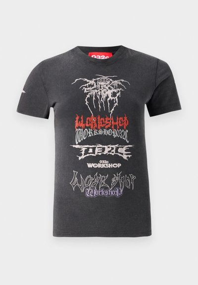 Tricou din bumbac negru cu decolteu în V, având diverse imprimeuri grafice în roșu, alb și violet, inclusiv text și modele abstracte.