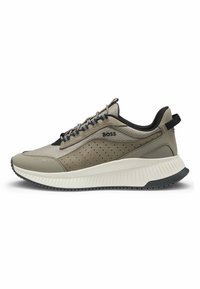 Lätt grå sneaker med nätövre och perforeringar, tjock vit mellansula, svarta accenter och texturerad gummisula.