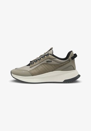 Sneaker leggera grigia con tomaia in mesh forato, spessa suola intermedia bianca, accenti neri e suola in gomma testurizzata.