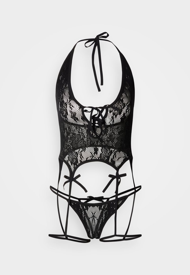 Μαύρα δαντελωτά εσώρουχα με σχέδιο λαιμόκοψης halter, με σταυρωτά λουριά και διάφανη υφή, που αναδεικνύουν περίπλοκα σχέδια και δεσίματα.