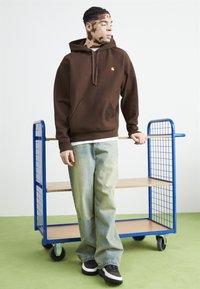 Carhartt WIP HOODED AMERICAN SCRIPT - Hoodie - tobacco
