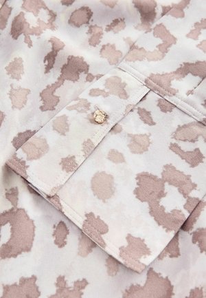 Camisa de estampado de leopardo en tela suave, con manchas beige y rosa pálido. Los detalles incluyen un botón decorativo y cuello doblado. Textura suave.