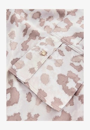 Leopardimustriga särk pehmest kangast, kus on beežid ja roosad laigud. Detailid hõlmavad nööbikaunistust ja volditud kraed. Silumine tekstuur.