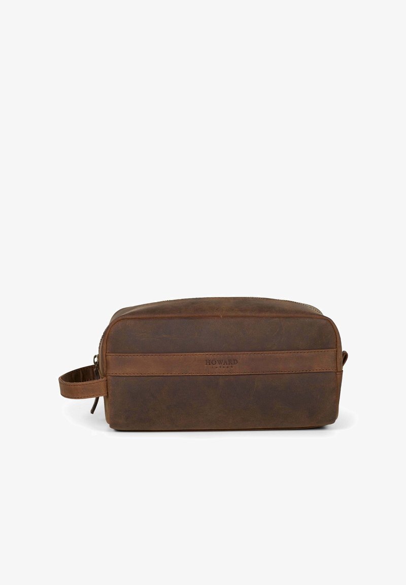 Borsa da toeletta in pelle marrone con forma rettangolare, chiusura con zip superiore, manico laterale e un logo goffrato discreto sulla parte frontale.