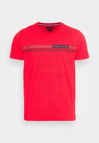 Rød bomulds t-shirt med korte ærmer, der har et horisontalt stribet design og logo akcent i midten. Rund halsudskæring, afslappet pasform.