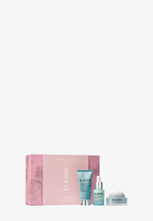 Boîte rose Pink Elemis Pro-Collagen Discovery Collection avec trois produits de soin de la peau : mousse nettoyante, sérum et crème marine.