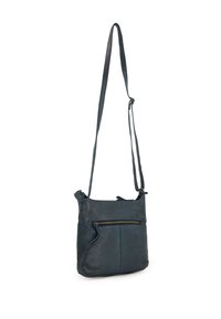 Donkerblauwe leren schoudertas met verstelbare strap, voorzien van een voorklezipvak en een gladde textuur. Compakte vierkante vorm.