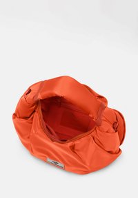 Zaino arancione realizzato in nylon liscio con un design spazioso e arricciato. Presenta una tasca interna con zip e un'etichetta del marchio sul lato.