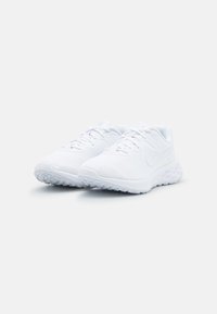 Pantofi sport albi cu partea superioară din plasă, închidere cu șireturi, guler căptușit și talpă texturată pentru aderență. Finisaj din țesătură netedă și branding minim.