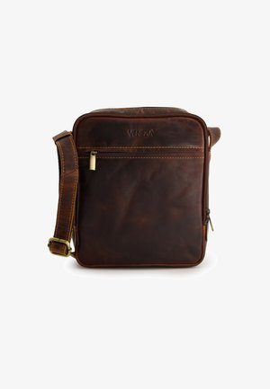 Brązowa skórzana torba na ramię z przednią kieszenią na zamek, złotymi przeszyciami, regulowanym paskiem i wytłoczonym logo. Prostokątny kształt.