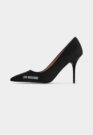 Čierna špicatá vysoká opätková obuv s tenkým ihličkovým opätkom a textom "LOVE MOSCHINO" na boku blízko oblasti prstov.
