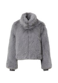 Szara kurtka crop z futra sztucznego z wysokim, miękkim kołnierzem, długimi rękawami i ściągaczami. Charakteryzuje się teksturowaną, pluszową powierzchnią.