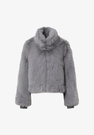 Graue Kunstfell-Cropjacke mit hohem, weichem Kragen, langen Ärmeln und gerippten Bündchen. Sie hat eine strukturierte, plüschige Oberfläche.