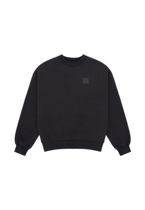 Sweat-shirt noir à col rond, manches longues et poignets côtelés, avec un petit logo sombre sur le côté gauche de la poitrine.