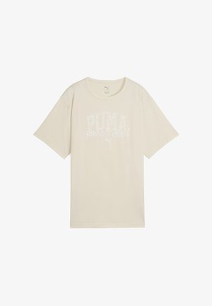 Šviesiai ruda medvilninė marškinėliai su laisvu siluetu, kuriuose yra balta grafika su užrašu „PUMA sporto klubas“ ir mažas logotipas viršuje.