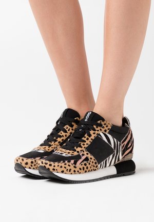Scarpe da atletica con stampa leopardata e zebratica, dettagli in nero e tessuto testurizzato, con collo imbottito e stringatura frontale. Suola nera.