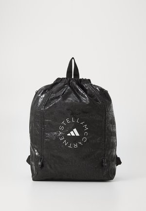 Sac à dos noir avec cordon de serrage, présentant une texture crocodile, avec un logo circulaire blanc proéminent comportant trois bandes diagonales. Comprend une poignée supérieure.
