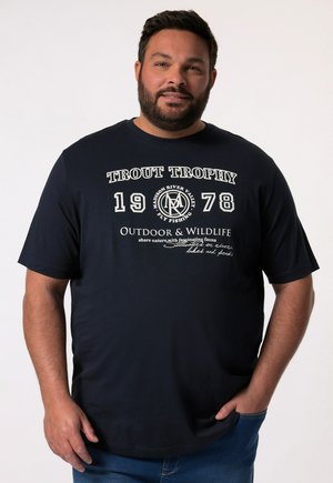 Camiseta de manga corta azul marino con el texto "Trout Trophy 1978", gráficos en blanco y un corte relajado. Diseño casual con cuello estándar.