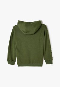 Sudadera verde con un tejido texturizado, capucha con cordón y puños acanalados. Presenta acentos decorativos de botones a lo largo de las mangas.