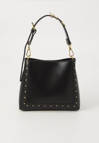 Sac à main en cuir noir avec une forme structurée, présentant des clous dorés le long des bords et une bandoulière amovible avec des accents en métal doré.