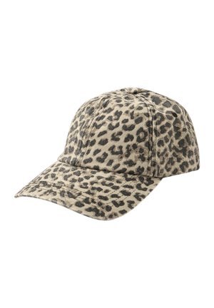 Béžová baseballová čepice s černým vzorem leopardí kůže a zakřiveným kšiltem, izolovaná na bílém pozadí.