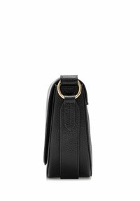 Czarna skórzana torebka na ramię z teksturowanym wykończeniem, z akcentem w postaci złotego metalowego pierścienia, w strukturalnym kształcie i z płaskim dnem dla stabilności.