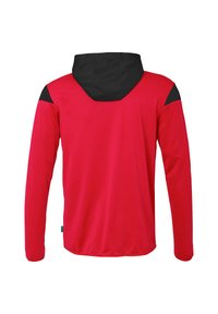 Roter Kapuzenpullover mit langen Ärmeln, schwarzer Kapuze und Schulterakzenten, aus glattem Stoff gefertigt, mit geradem Schnitt und ohne sichtbare Verschlüsse.