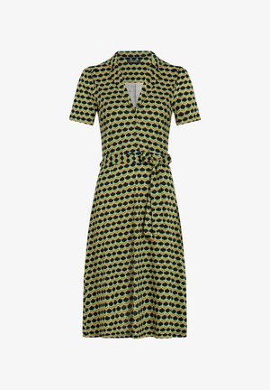 Sukienka z krótkim rękawem w heksagonalny wzór w kolorach zielonym, żółtym i czarnym. Kopertowy fason z paskiem w talii i dekoltem w serek.