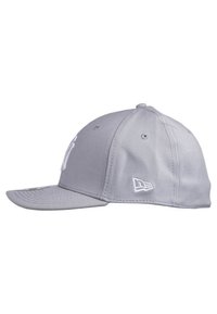 Grå baseball caps med buet skjerm, laget av stoff. Har hvit brodert logo på fronten og siden, strukturert design.