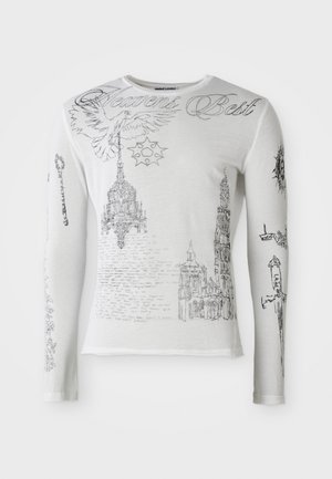 Camisa blanca de manga larga con dibujos en negro de arquitectura gótica, candelabro, paloma, velas, espada y texto en cursiva "Lo Mejor del Cielo".