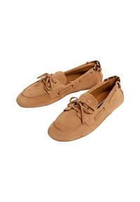 Mocassins en daim brun clair avec lacets à l'avant et garniture en imprimé léopard sur le talon, placés côte à côte sur un fond blanc.