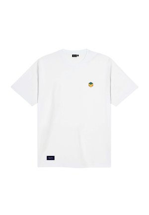 Weißes Baumwoll-T-Shirt mit Rundhalsausschnitt, kurzen Ärmeln und einem kleinen, mehrfarbigen, würfelförmigen Logo auf der linken Brust. Mit einem dunkelblauen Etikett am Saum.