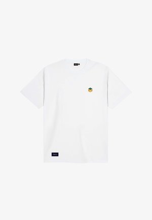 Weißes Baumwoll-T-Shirt mit Rundhalsausschnitt, kurzen Ärmeln und einem kleinen, mehrfarbigen, würfelförmigen Logo auf der linken Brust. Mit einem dunkelblauen Etikett am Saum.