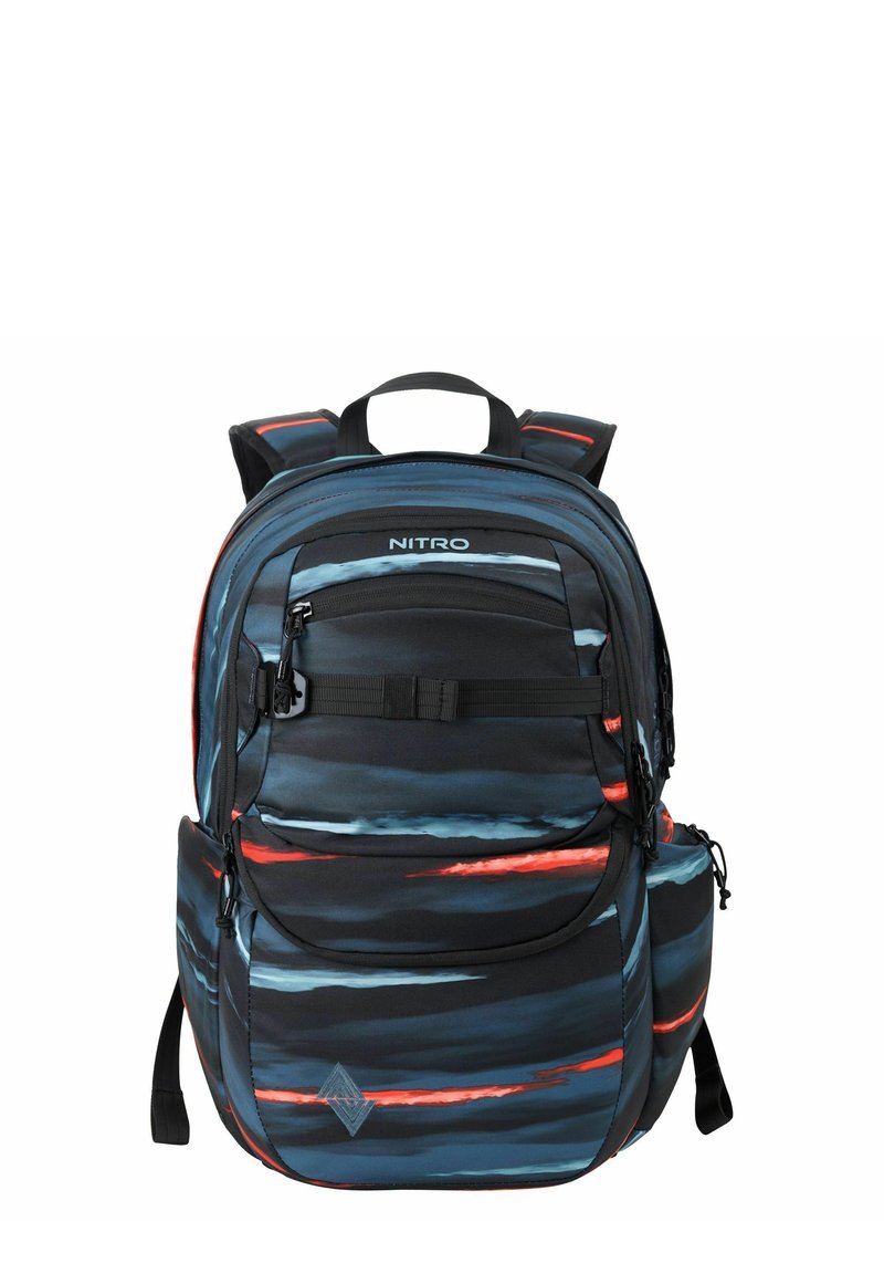 Sac à dos noir et bleu avec un motif en vagues et des accents rouges, plusieurs compartiments, des bretelles ajustables et une poignée supérieure pour le transport.