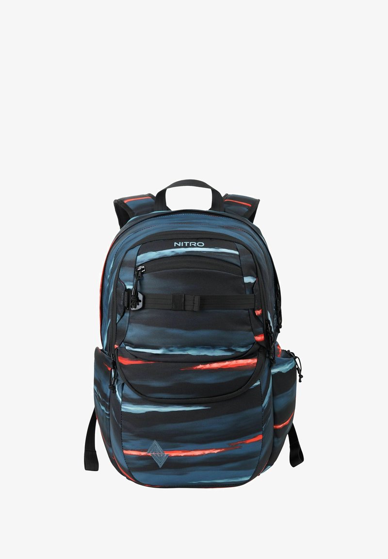 Sac à dos noir et bleu avec un motif en vagues et des accents rouges, plusieurs compartiments, des bretelles ajustables et une poignée supérieure pour le transport.