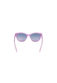 Lunettes de soleil en plastique rose avec une forme cat-eye, verres dégradés allant du bleu au gris, et branches roses fines.