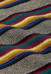 Strickstoff mit horizontalen Streifen in Rot, Grün, Gelb, Blau und Schwarz, verziert mit metallischen Fäden für zusätzliche Textur und Glanz.