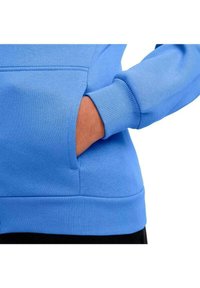 Sudadera azul de tejido texturizado, con un bolsillo tipo canguro y puños y bajo acanalados para un ajuste ceñido.