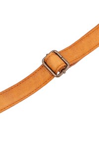 Cintura in pelle color cuoio con una superficie liscia e bordi cuciti, dotata di una fibbia in metallo argentato per la regolazione.