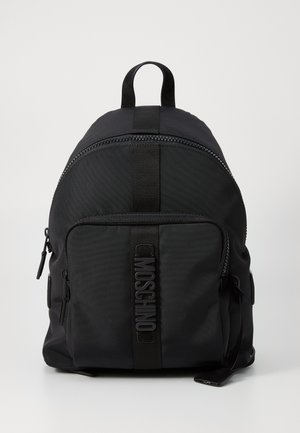Rucsac negru din nailon cu o formă ovală, mânere superioare, buzunar frontal cu fermoar și o bandă texturată cu logo în centrul rucsacului.